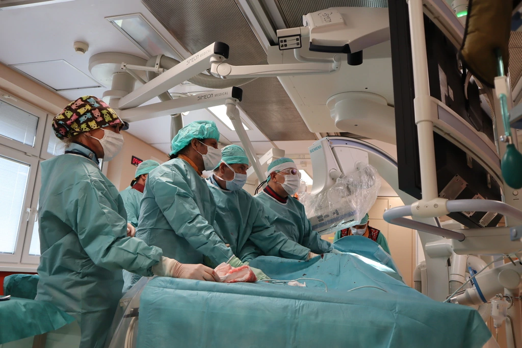 unikalne zabiegi naczyniowe zabieg w sali hybrydowej bloku operacyjnego USK w Opolu kardiochirurg Witold Gwóźdź kardiolodzy Jerzy Sacha Krzysztof Krawczyk